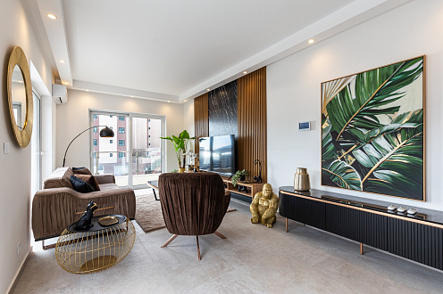 For sale: a spacious and luxuriously furnished three-bedroom apartment in the Sunny Side complex.